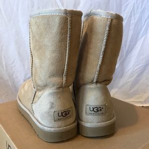 Classic short women’s sand colored Uggs